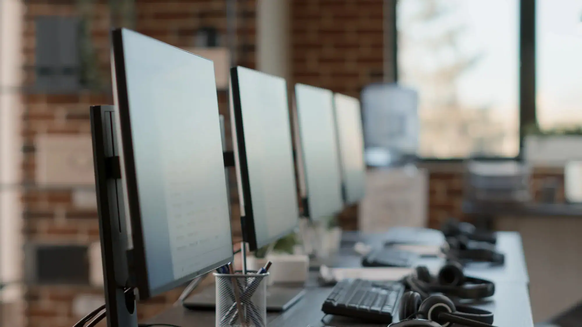 Oficina moderna con monitores de ordenador alineados